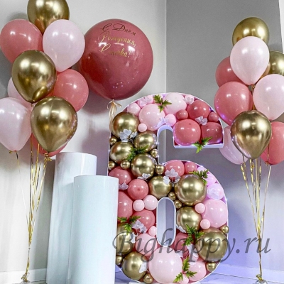 Композиция из шаров с цифрой – аэромозайка в розовых и золотых цветах фото